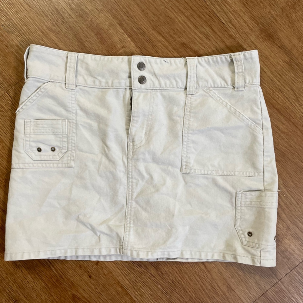 Vintage old navy cargo pants in a light khaki color